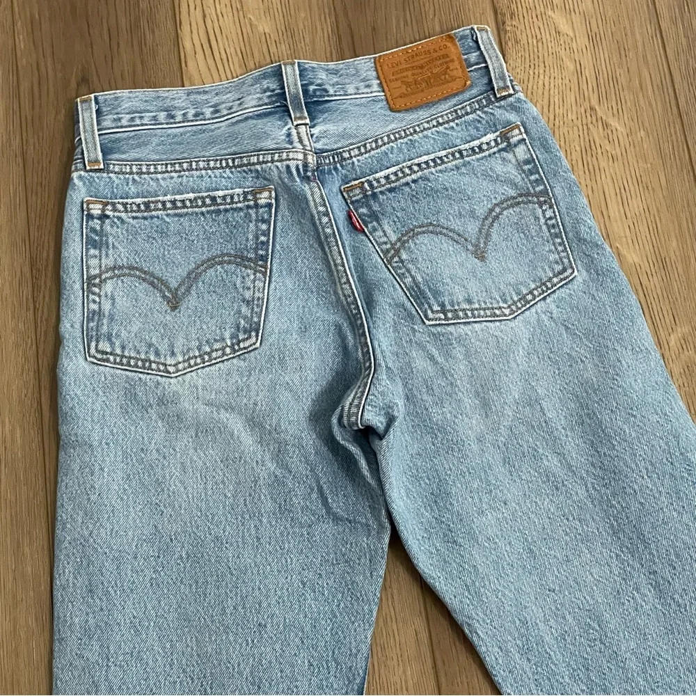 Levis Premium Wedgie Straight Button Fly Denim Light wash Blue Jeans Women’s 25‎